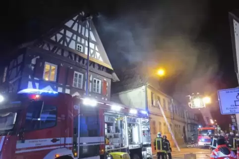 Feuerwehren aus Kandel und den Dörfern waren im Einsatz und löschten einige Stunden lang. 