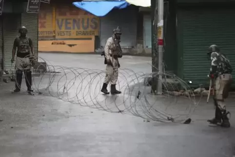 800.000 Soldaten sollen in Kaschmir für Ruhe und Ordnung sorgen. Doch Willkür, Folter und nächtliche Verhaftungen sind an der Ta
