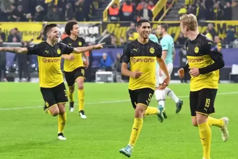 Torschütze Achraf Hakimi jubelt nach dem Treffer zum 3:2 mit Julian Weigl (links) und Julian Brandt.