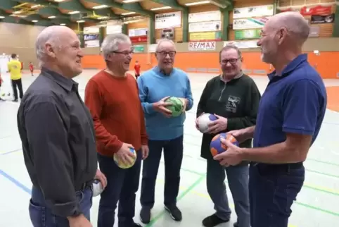 Volker Pfister, Werner Pfirrmann, Günter Zapf, Rolf Beyerle und Günther Bähr tauschen Erinnerungen aus.