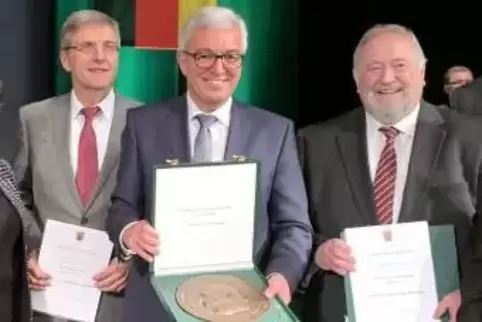 Von Innenminister Roger Lewentz (Bildmitte) mit der Freiherr-vom-Stein-Plakette ausgezeichnet: Paul Junker (links) und Heinz Chr