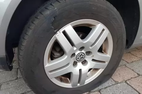 Platte Reifen an zwei Autos in Bobenheim-Roxheim. Die Polizei sucht den Täter. 