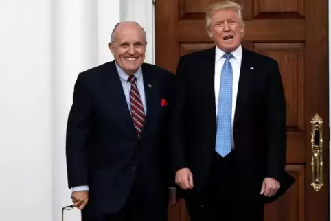 US-Präsident Donald Trump (rechts) ließ seinen Anwalt Rudy Giuliani zeitweise die Fäden der Ukraine-Politik der USA spinnen – zu