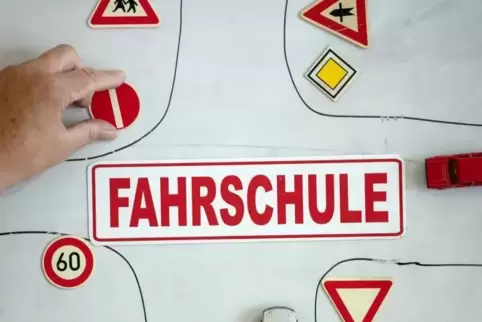 Rund 3000 Euro sollen die Angeklagten kassiert haben, wenn sie für einen „Kunden“ einen Ersatzkandidaten zur theoretischen Fahrp