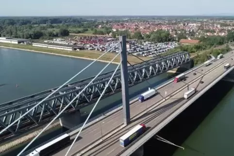 Die Rheinbrücke Wörth/Karlsruhe ist neben der Bahnbrücke die einzige Verbindung zwischen der Südpfalz und ihrem Oberzentrum Karl