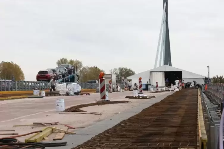 Die bestehende Rheinbr&uuml;cke wird noch bis mindestens Ende des Jahres saniert.