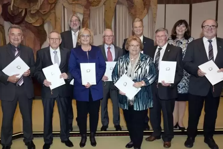 Oberbürgermeisterin Jutta Steinruck (Zweite von rechts) gratulierte den neuen Ehrenringträgern (von links) Hans-Joachim Weinmann