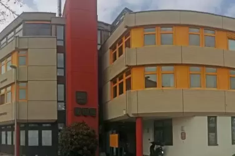 Raumnot, veraltete Technik, mangelnder Brandschutz: das Rathaus in Dannstadt.