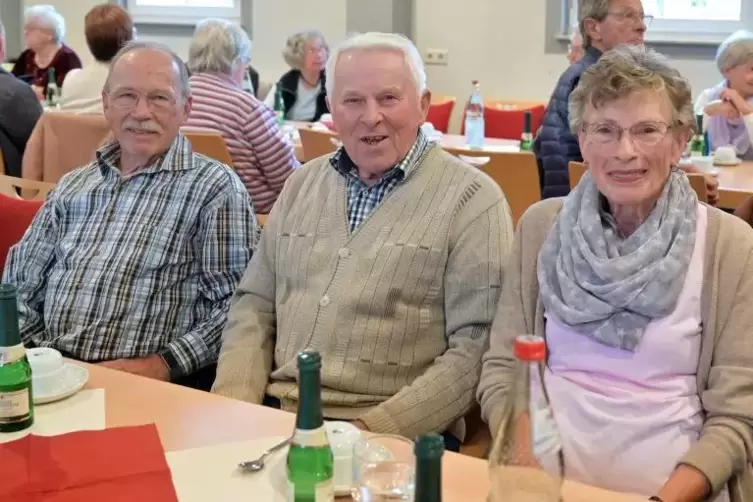 Glückliche Dudenhofener Senioren: (von links) Ernst Hirsch, Josef Klein und Ruth Handermann.