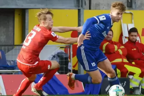 Jetzt trägt Lars Oeßwein (links) Blau und Florian Bohnert (rechts) Rot – eine Szene vom Remis zwischen dem FK Pirmasens und Main