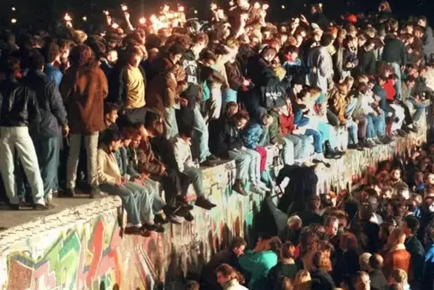 Ein historisches Ereignis: Menschen an und auf der Berliner Mauer nach deren Öffnung in der Nacht von 9. auf 10. November 1989.