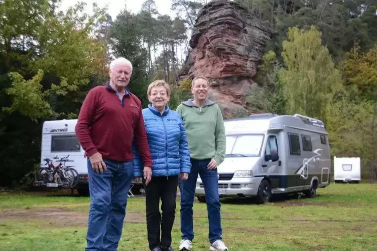 Zwei Campingplatz-Generationen (von links): die Gründer Jürgen und Gisela Lejeune mit ihrem Sohn André.