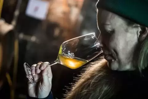 Hanneke Schönhals, Winzerin im Weingut Schönhals, verkostet jungen Wein im eigenen Weinkeller.