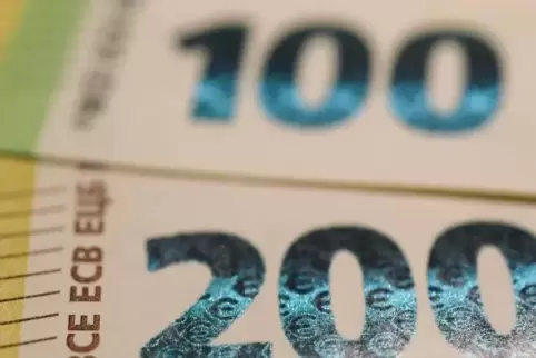 Die Bande soll sich vor allem auf falsche 100-Euro-Scheine spezialisiert haben.