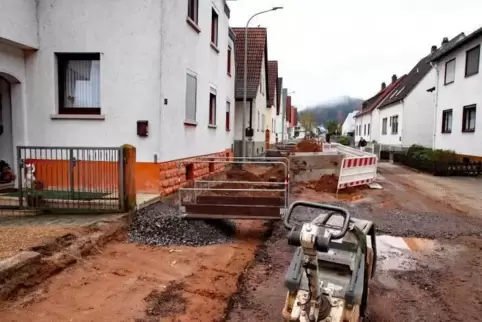 Der Ausbau der Straße In den Birken läuft, hier bei der Einmündung Steinhalderstraße in Richtung Neubaugebiet.