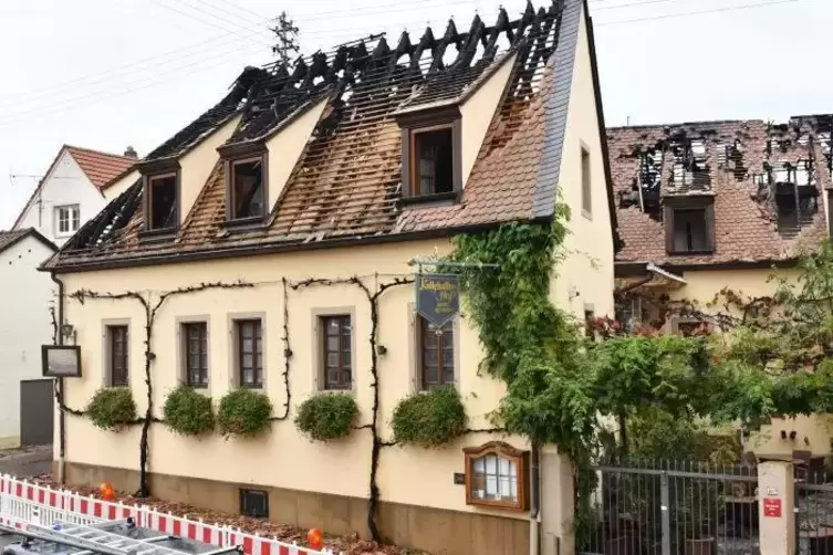 Der durch den Dachstuhlbrand schwer beschädigte Kallstadter Hof in der Weinstraße. 
