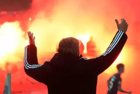 So war’s 2018: der damalige FKP-Trainer Peter Tretter vor Pyros aus dem FCK-Block.