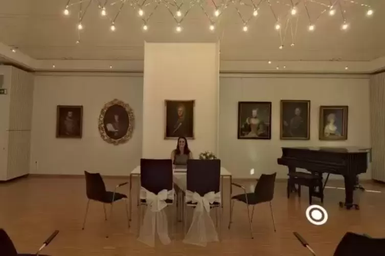 Das Trauzimmer im Herzogsaal ist einer der Orte, die man auf Thomas Gebauers Internetseite besuchen kann. Dort trifft man auch a