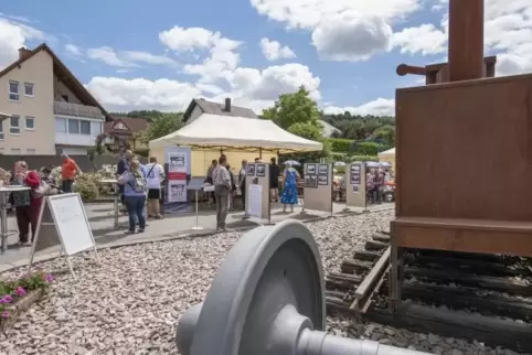 Die Gedenkstätte an die Bachbahn in der Bahnhofstraße in Schwedelbach, hier beim Erinnerungsfest im vergangenen Jahr. Jeder Ort 