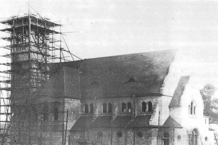 In der Bauphase entstand diese Aufnahme der katholischen Kirche in Eisenberg.