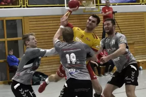 In der Regel reicht ein Spieler nicht, um Jochen Schloß (beim Wurf) zu stoppen.