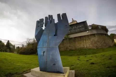 Baum des Lebens, Menora, Segensgeste: Stefan Engels Skulptur zu Ehren des in Reipoltkirchen geborenen Elias Grünebaum.