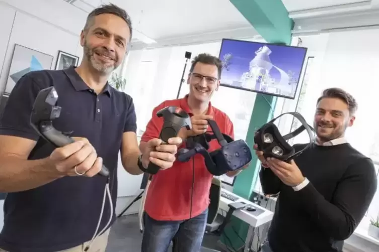 Michael Neidh&ouml;fer, Adrian Dietrich, und Jan Knieriemen von &bdquo;ZReality&ldquo; pr&auml;sentieren VR-Brillen und Zubeh&ouml;r.