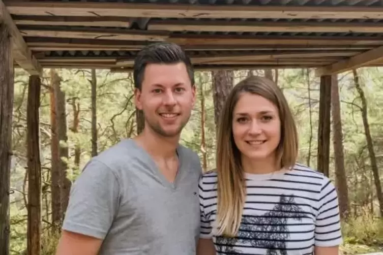 Fabian Rink und Lisa Hoffmann gr&uuml;ndeten 2017 das Unternehmen &bdquo;Imkergl&uuml;ck&ldquo;.