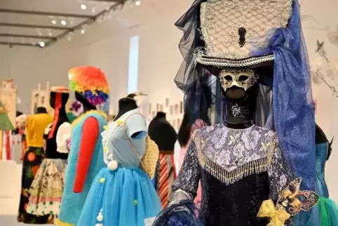 Zahlreiche Karnevalskostüme sind in der aktuellen Ausstellung im Stadtmuseum Simeonstift zu sehen.