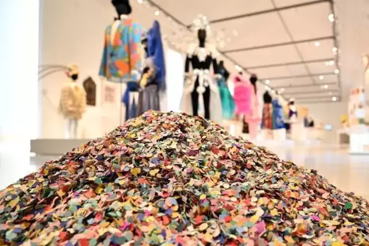 Ein Berg Konfetti liegt im Stadtmuseum Simeonstift vor einer Galerie von Karnevalskost&uuml;men.