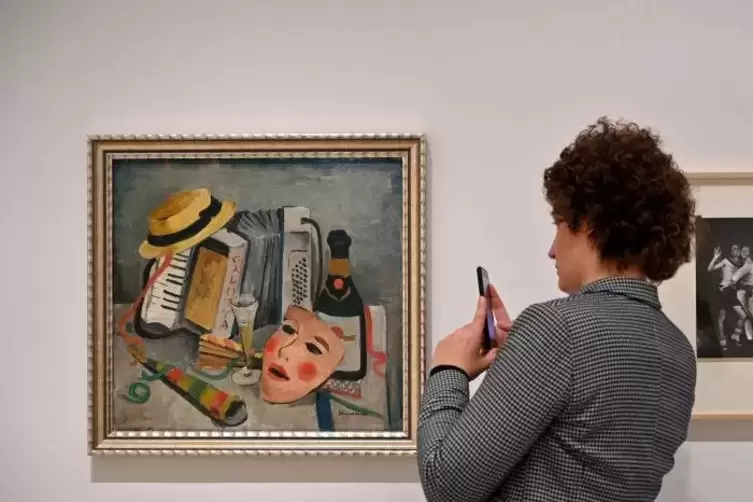 Museumsmitarbeiterin Katrin Koutrakos fotografiert mit dem Smartphone ein Bild in der aktuellen Ausstellung im Stadtmuseum Simeo