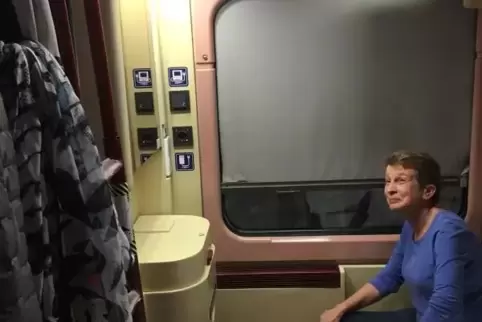 Szenen einer Zugfahrt: Erst mal ein skeptischer Blick nach oben.