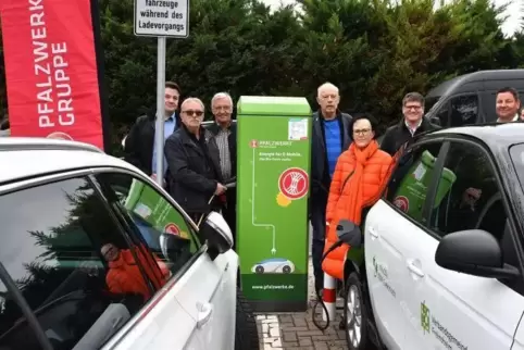 Die Lokalpolitiker testen schon fleißig: die neue Ladesäule für Elektrofahrzeuge in Herxheim am Berg.