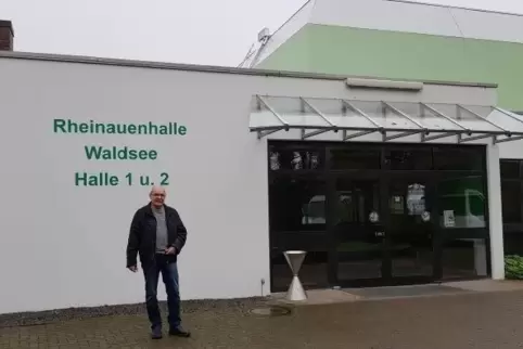 Thomas Franke vor der Waldseer Rheinauenhalle. Hier kam er als DDR-Flüchtling kurz vor dem Mauerfall an.