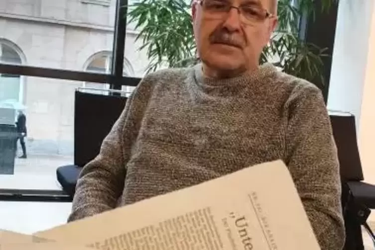 Die Zeitung von vor 30 Jahren ist beim spontanen Besuch dabei.