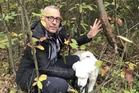 Jochen Edinger, Förster im Revier Edenkoben, mit Hündin Elfi neben einer Edelkastanie, die von Rindenkrebs befallen ist.