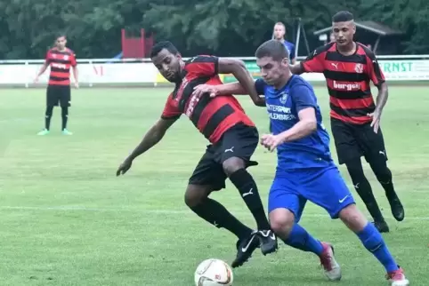 Fehlt weiterhin beim TuS Rüssingen: Rafael Cardoso dos Santos (links).