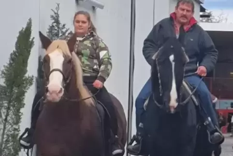 Neuer St. Martin: Selina Jooß mit Zaphyr und Begleitreiter Jürgen Jooß mit Amigo.
