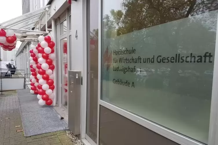 Mit Luftballons geschmückter Eingang der Hochschule.