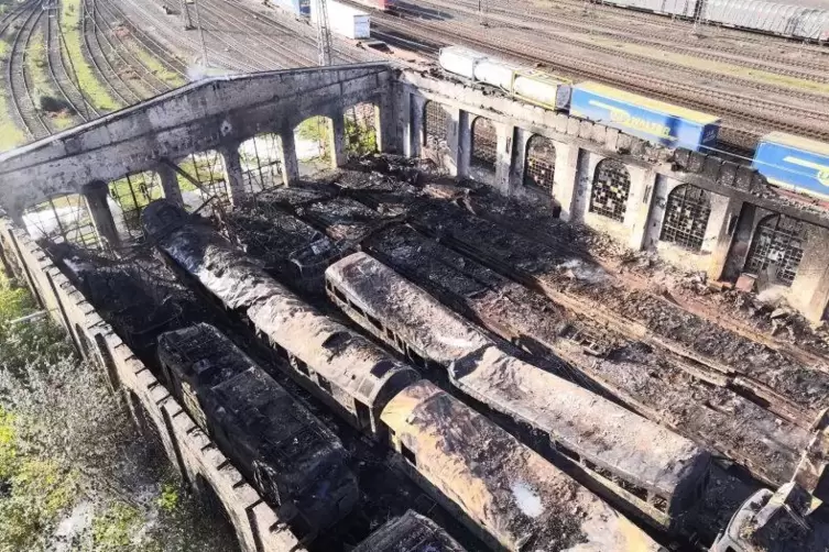 Die Halle am Tag nach dem Brand aus der Luft.