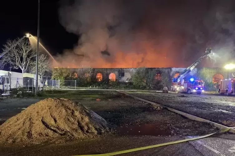 Lichterloh stand die Lokhalle in der Nacht zum Samstag in Flammen, bevor das Dach einst&uuml;rzte.