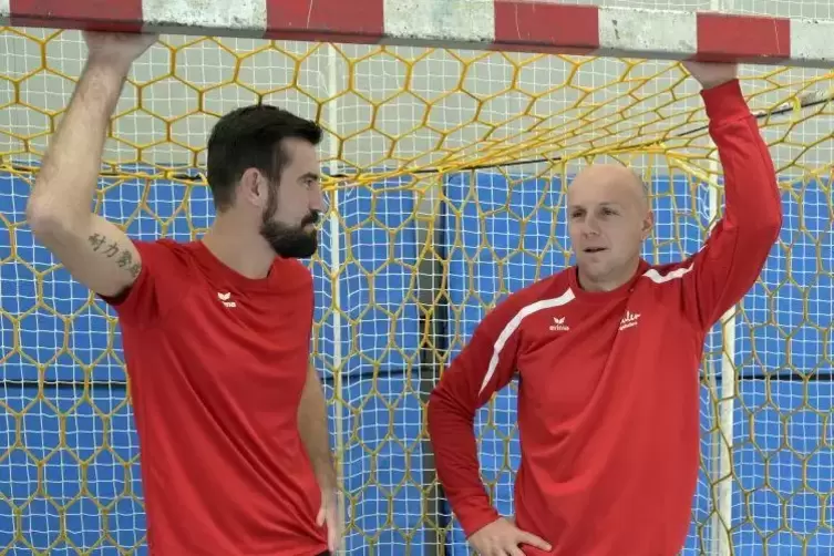 Der neue Eulen-Torwart Gorazd Skof und Torwarttrainer Kevin Klier (links) im Gespräch.