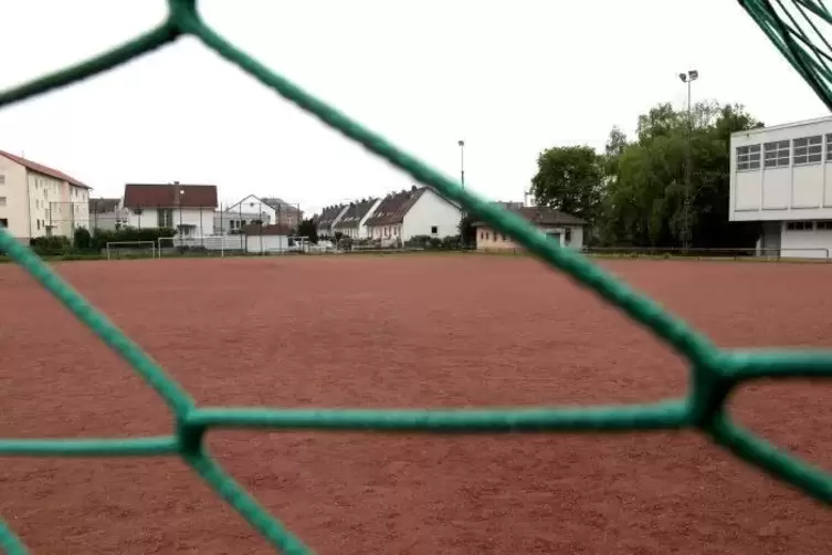 Der Sportplatz der Edenkobener Realschule. 