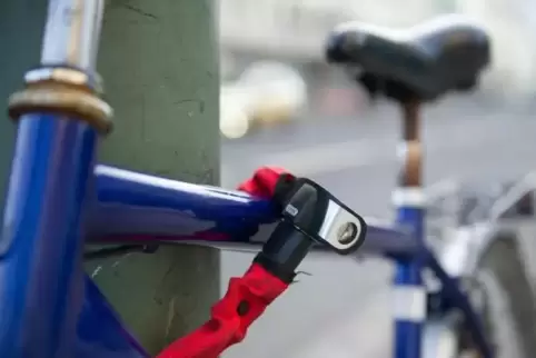 Beide Fahrräder waren mit einem Schloss verschlossen abgestellt gewesen. 