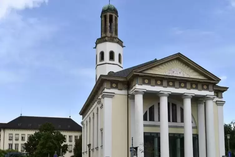 Sitz des Dekanats im protestantischen Kirchenbezirk Frankenthal: die Zwölf-Apostel-Gemeinde.