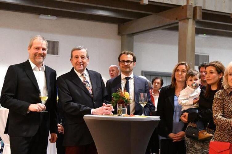 Im Kreise seiner Familie und mit Bürgermeister Matthias Weber (links) feierte Gottfried Nisslmüller (Zweiter von links) die Ehru