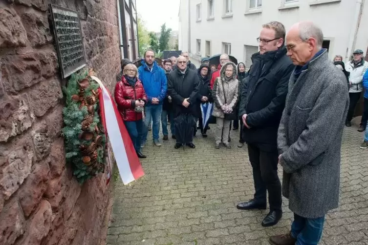 OB Markus Zwick und Pfarrer Wolfdietrich Rasp (rechts) gedenken in der Synagogengasse den Opfern des Nationalsozialismus.