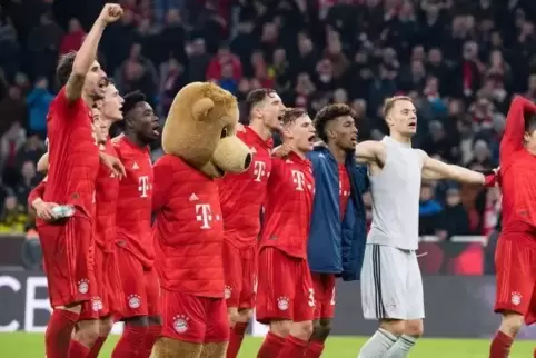Die Tanzsportvereinigung des FC Bayern – nach dem 4:0 gegen Borussia Dortmund.