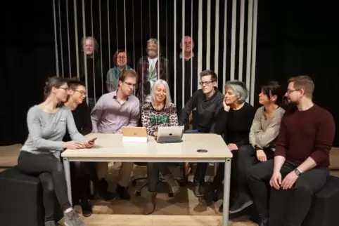 Das Arme Kreative Theater probt „The Circle“: Am Tisch (von links) Gudrun Müller, Tabea Bühler, Marc Maday, Bianca Theiß, Alexan