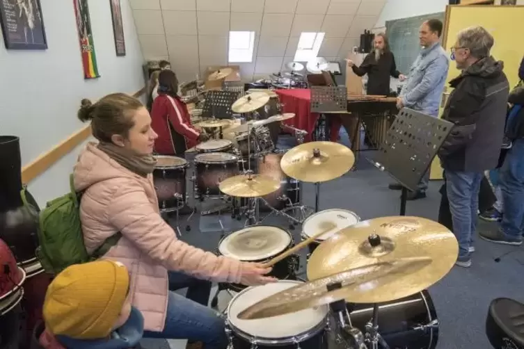 Beim Tag der offenen Tür in der Emmerich-Smola-Musikschule gab’s unter anderem einen Schlagzeug-Workshop mit Roland Weimer.